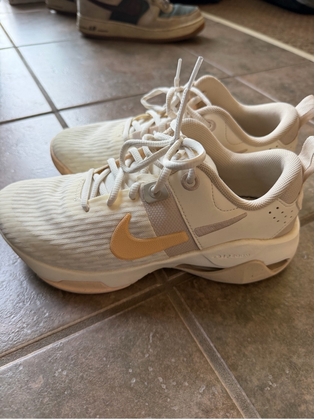 Nike Womens Beige Tan Training Sneakers size 7